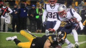 Controversial call helps Patriots nip Steelers in key game